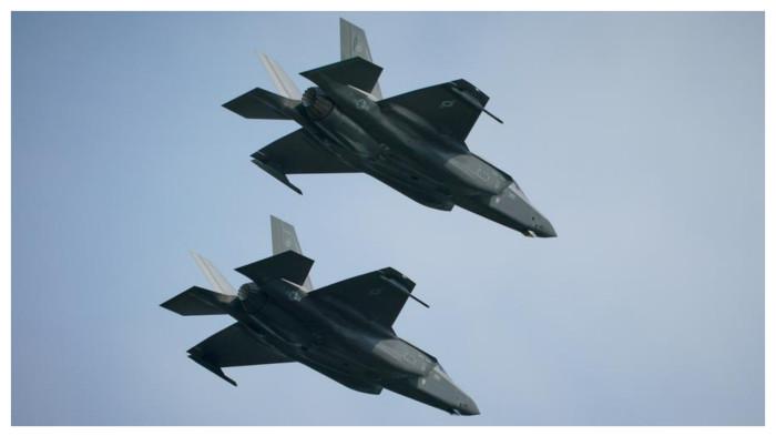 F-35 VS GRIPEN - Jet tempur F-35 terlihat dalam parade militer Hari Angkatan Bersenjata di Warsawa, Polandia, pada 15 Agustus 2024. Kompetisi jet tempur Kanada 2021 menunjukkan F-35 buatan AS unggul jauh atas Gripen Swedia, dengan skor 95 persen dibanding 33 persen. (Foto oleh Jaap Arriens/Xinhua)