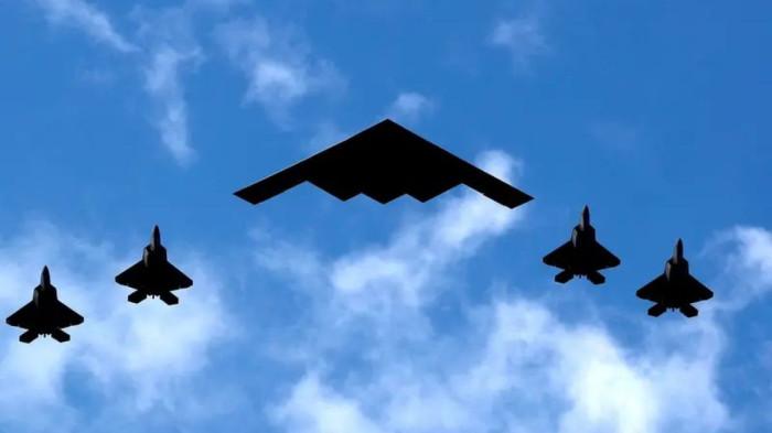 JET BOMBER - Rombongan strike group pesawat pengebom B-2. Amerika Serikat dilaporkan mengerahkan 125 pesawat untuk mengebom 3 fasilitas nuklir Iran pada Juni 2025 silam.