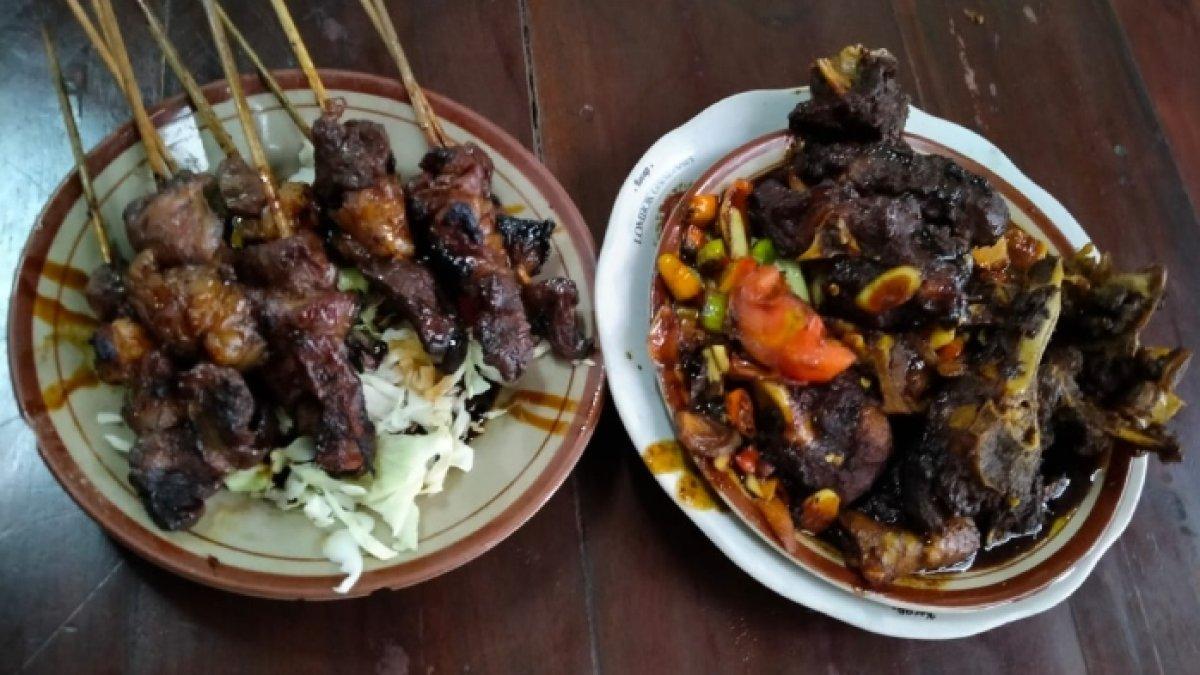 Menu sate kambing (Rp 60.000/ 10 tusuk) dan tengkleng rica pedas manis (Rp 65.000) di warung Sate Kambing Pak Manto Solo, Jawa Tengah, Sabtu (6/5/2023).