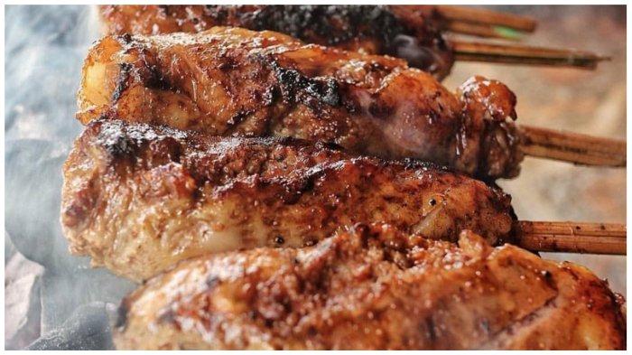 Menu sate buntel di warung sate kambing Bu Hj. Bejo.