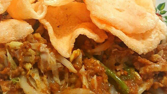 Menu lotek di warung Lotek Mahmud