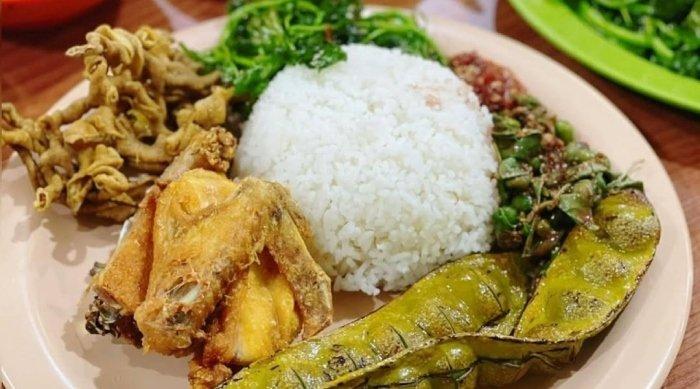 Menu makan di Warung Nasi Ibu Imas Bandung, Jawa Barat.