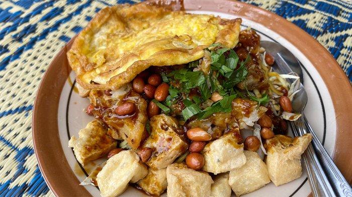Tahu Kupat Pak Gombloh, satu tempat sarapan enak di Laweyan Solo yang layak kamu coba.