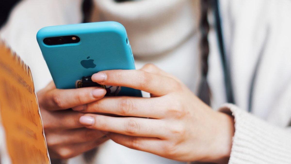 ilustasi penggunaan ponsel terlalu sering bisa memicu bahaya kesehatan