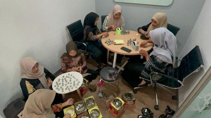 UANG KOIN - Sejumlah karyawan BSI KCP Tuban menghitung uang koin pecahan Rp1.000 yang dibawa pasangan suami istri asal Kecamatan Plumpang, Kabupaten Tuban, Rabu (4/2/2026). Uang koin yang disimpan dalam kaleng biskuit itu merupakan hasil tabungan selama 11 tahun dan digunakan untuk mendaftar ibadah haji.