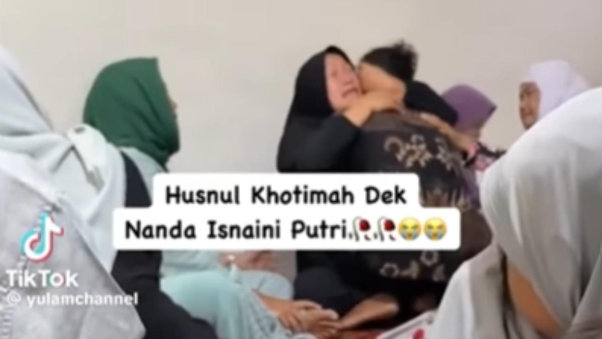 SUAMI BUNUH ISTRI - Keluarga korban menangisi kepergian mama muda Ananda Putri asal Asahan.
