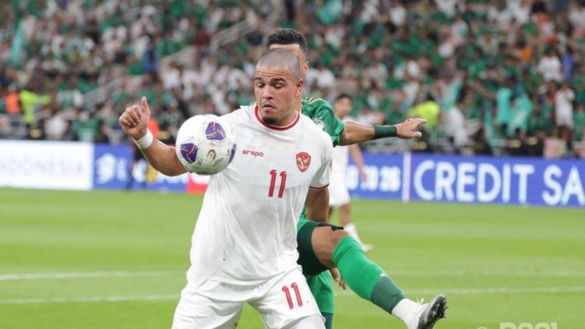 Pemain Timnas Indonesia, Ragnar Oratmangoen, beraksi pada laga putaran ketiga Kualifikasi Piala Dunia 2026 Arab Saudi vs Indonesia di King Abdullah Sports City pada Kamis (5/9/2024) atau Jumat (6/9/2024).