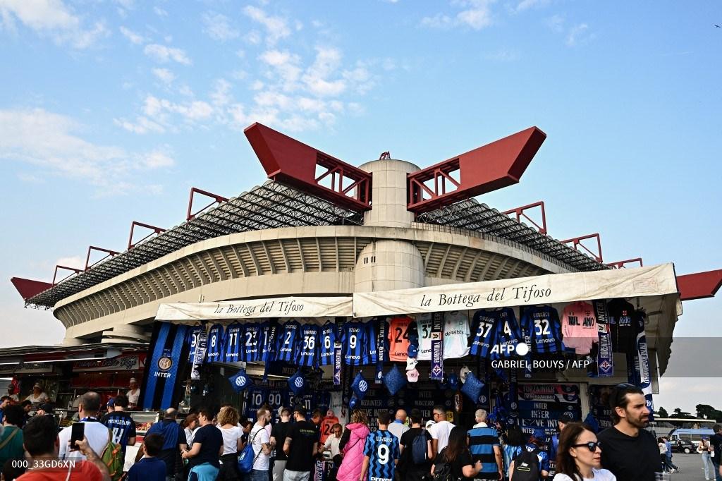Pendukung Inter berkumpul di toko penggemar sebelum pertandingan sepak bola Serie A Italia antara Inter dan Atalanta pada 27 Mei 2023 di stadion Giuseppe-Meazza (San Siro) di Milan. GABRIEL BOUYS / AFP