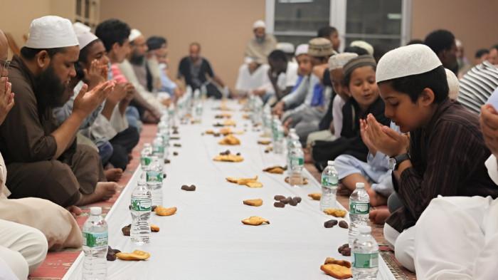 BUKA PUASA- Ilustrasi umat muslim saat bersiap melaksanakan buka puasa di bulan Ramadhan.