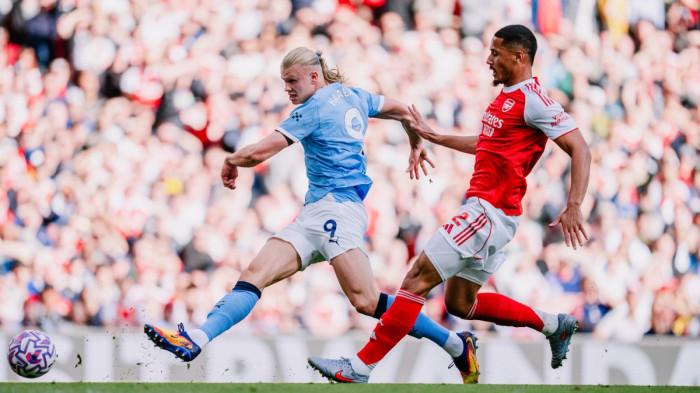 AKSI HAALAND - Aksi penyerang Manchester City, Erling Haaland menembak bola ke arah gawang Arsenal pada pertandingan pekan kelima Liga Inggris di Emirates Stadium, pada Minggu (21/9/2025) malam WIB.