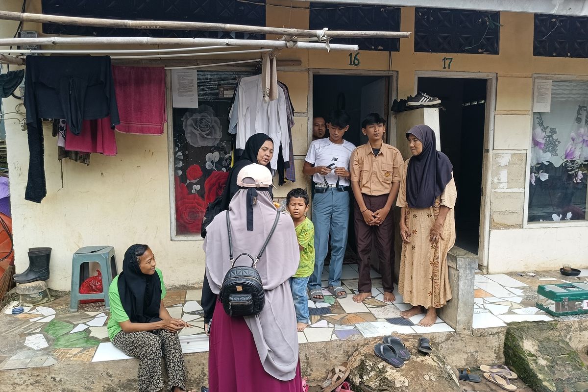 Suasana kontrakan Haikal dan Haezar, kakak beradik yang viral bergantian seragam Pramuka di Desa Bojong Indah, Kecamatan Parung, Kabupaten Bogor.