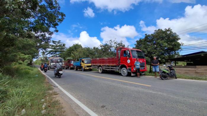 ANTREAN - Antrean yang mengular panjang dari salah satu agen penyalur BBM di Jalan Aki balak Kelurahan Karang Harapan terlihat pada Selasa (3/2/2026). Pantauan hari ini antrean tak lagi terlihat seperti kemarin.