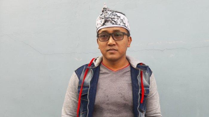 Teddy Pardiyana setelah syuting di TransTV, Jalan Kapten Tendean, Mampang Prapatan, Jakarta Selatan, Senin (10/2/2020). Teddy Pardiyana tidak butuh permintaan maaf Rizky Febian. Ia hanya menyampaikan sejumlah pesan ke Rizky Febian.