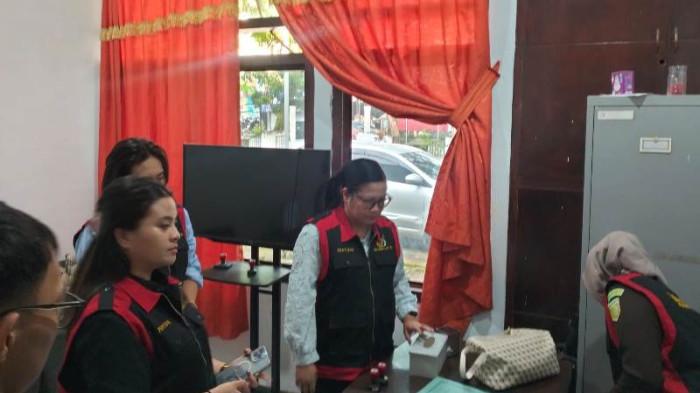 PENGGELEDAHAN - Pihak Kejari Kotamobagu geledah kantor Bawaslu terkait dugaan penyimpangan dana hibah Pilkada 2024 senilai Rp 7,6 miliar,  Selasa (20/1/2026). Petugas menyisir sejumlah ruangan untuk mengamankan dokumen dan barang bukti.