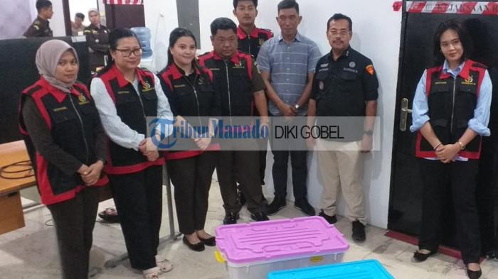 GELEDAH: Kejari Geledah Kantor Bawaslu Kotamobagu, Sulut, Selasa 20 Januari 2026. Sejumlah barang bukti di sita.