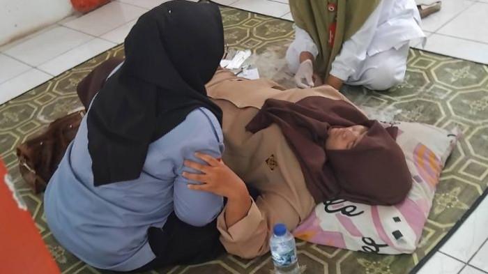 KERACUNAN MBG DHARMASRAYA: Pemerintah Kabupaten Dharmasraya mengaudit total pelaksanaan program Makan Bergizi Gratis (MBG) di SMA Negeri 1 Sungai Rumbai menyusul terjadinya keracunan massal yang menimpa 127 warga, Rabu (4/2/2026). Bupati Dharmasraya telah menginstruksikan investigasi menyeluruh dan mewajibkan hasil uji laboratorium keluar dalam waktu 24 jam guna memastikan sumber kontaminasi pangan yang menyebabkan ratusan siswa mengalami mual dan diare akut tersebut.