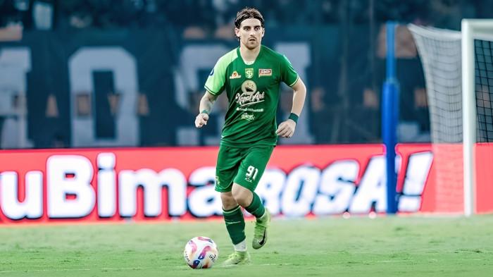 POSISI - Dejan Tumbas, pemain asing Persebaya Surabaya, dalam satu pertandingan yang berlangsung di Stadion Gelora Bung Tomo, Surabaya, Jawa Timur. Pelatih Persebaya, Bernardo Tavares, akhirnya angkat bicara dan membuka peluang perubahan peran bagi pemain asal Serbia tersebut, Selasa (13/1/2026).