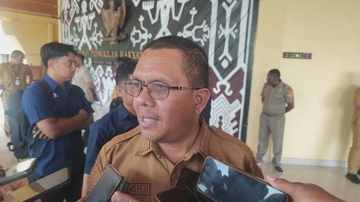 WAWANCARA - Gubernur NTT Melki Laka Lena saat diwawancarai mengenai Pergub tentang tunjangan transportasi dan perumahan DPRD NTT. Senin, (8/9/2025) di Kantor DPRD NTT.