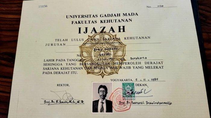 IJAZAH JOKOWI - Foto ijazah Presiden RI ke-7 Joko Widodo (Jokowi) yang diunggah oleh relawan Partai Solidaritas Indonesia (PSI) di akun @DianSandiU di media sosial X (dulu Twitter), Selasa (1/4/2025) lalu. Bareskrim mengumumkan bahwa ijazah Fakultas Kehutanan UGM milik Jokowi adalah asli. Hal ini terbukti dari berbagai bukti dari masuk hingga skripsi. Hal ini disampaikan Dirtipidum Bareskrim Polri, Brigjen Djuhandhani Rahardjo Puro dalam konferensi pers di kantor Bareskrim Polri, Jakarta, Kamis (22/5/2025).
