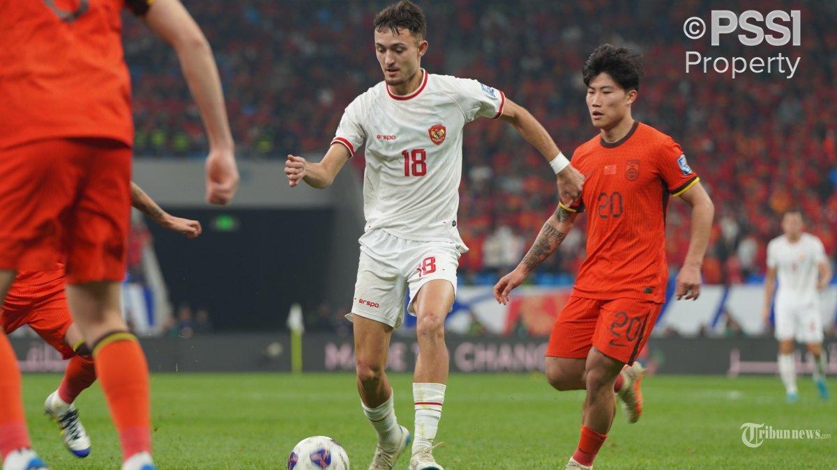 AKSI LAGA - Pesepak bola Timnas Indonesia Ivar Jenner (tengah) menggiring bola dengan dibayangi pesepak bola Timnas China dalam laga Grup C putaran ketiga Kualifikasi Piala Dunia 2026 zona Asia di Stadion Qingdao Youth Football, Qingdao, China, Selasa (15/10/2024).