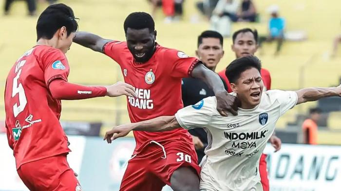 Semen Padang vs Persita Tangerang.