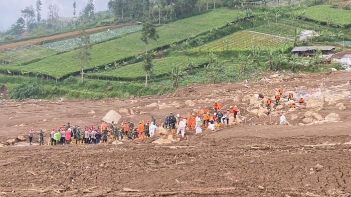 PENCARIAN HARI KE-9 - Petugas SAR gabungan tengah berusaha mengevakuasi jenazah korban longsor di sektor A2 pada Minggu (1/2/2026).