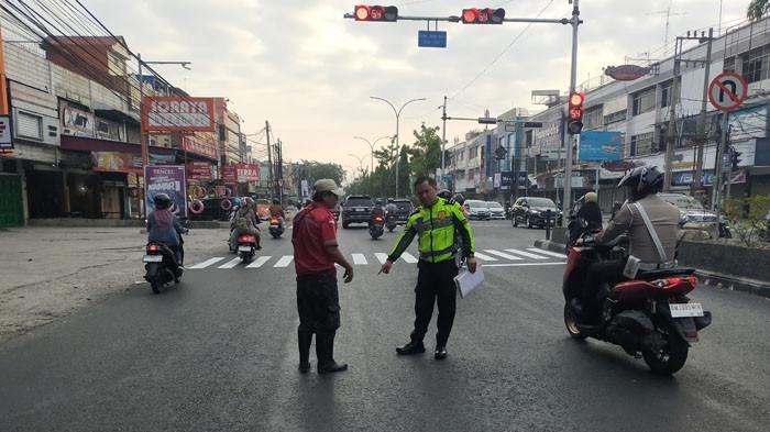 Petugas Satlantas Polresta Pekanbaru saat melakukan olah TKP kecelakaan/Dok Satlantas Polresta Pekanbaru