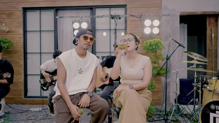 Potret Kebersamaan Mufli dan Dini saat berduet menyanyikan lagu Sewates Angen.