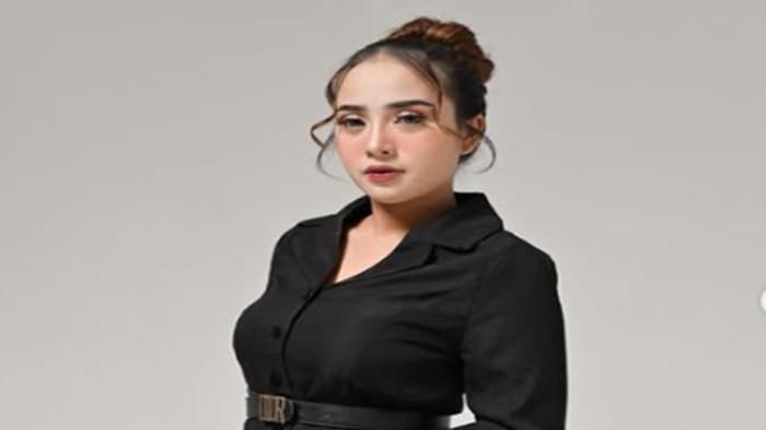 MANTAN ISTRI RESSA -  Dini Kurnia, seorang wanita asal Banyuwangi kini muncul mengaku sebagai mantan istri Ressa Rizky Rosanno dan memiliki anak dari pernikahan keduanya.