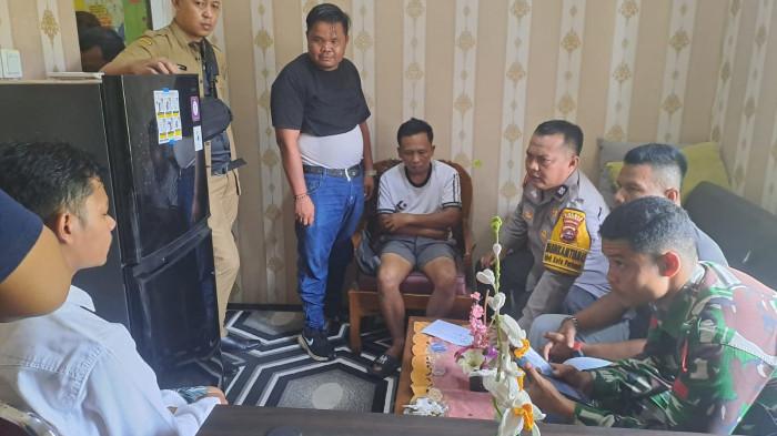 TERDUGA PASANGAN SEJENIS - Penampakan saat kedua terduga pasangan sesama jenis saat dimediasi di kantor Lurah Ujung Batung, Pariaman Tengah, Kota Pariaman, Selasa (3/2/2026). Lurah Ujung Batung, Afrizon sebut kasus tersebut sudah diselesaikan secara kekeluargaan dan terduga pelaku didenda dengan 25 sak semen.