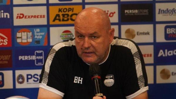 Pelatih Bojan Hodak memberikan keterangan 