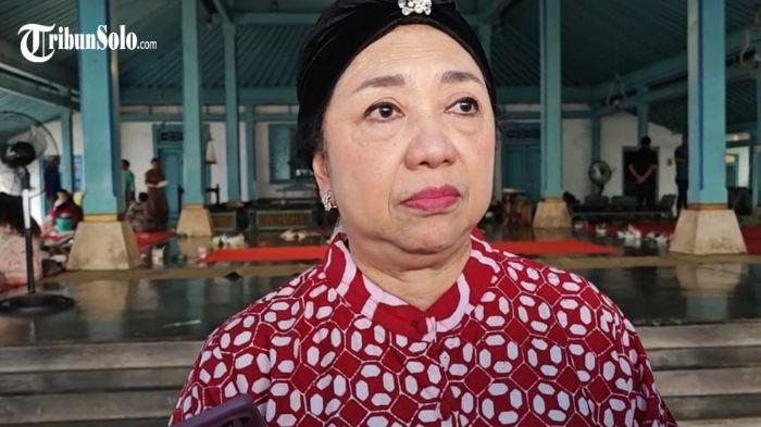 MUSEUM BELUM BUKA : Ketua LDA Keraton Solo, GKR Koes Moertiyah Wandansari, saat ditemui Kamis (5/2/2026). Ia menjelaskan pihaknya baru berencana membuka museum Keraton Solo pekan depan.