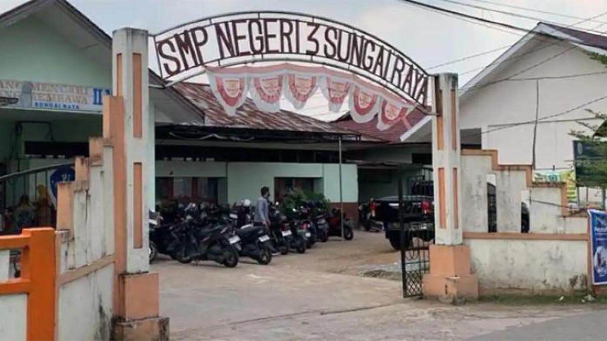 TROR BOM RAKITAN - Ledakan keras terdengar di SMP Negeri 3 Kubu Raya di Desa Arang Limbung, Kecamatan Sungai Raya, Kabupaten Kubu Raya, Kalimantan Barat, Selasa (3/2/2026). Ledakan itu diduga bersumber dari bom rakitan.
