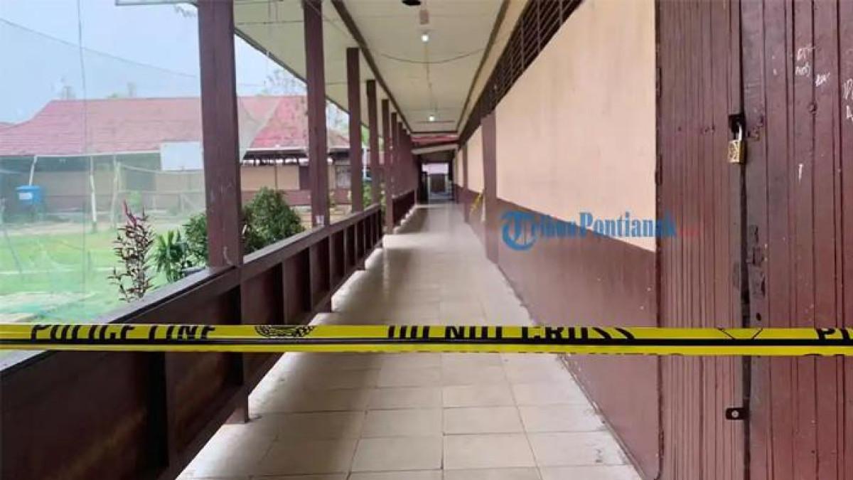 LEDAKAN SMPN 3 - Kondisi terkini sekolah SMPN 3 Sungai Raya, Kabupaten Kubu Raya, Rabu (4/2/2026) dua hari pasca ledakan. Garis polisi masih terpasang hingga pembelajaran daring dua hari kedepan.