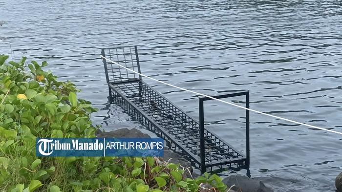 KERANGKENG - Pemkot Manado memasang kerangkeng untuk menangkap buaya di salah satu titik seputar perairan depan Megamas, Manado, Sulut, Selasa (3/2/2026). Umpan ayam utuh.