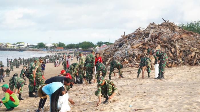 Ribuan personel dikerahkan untuk membersihkan sampah di Pantai Kuta-Kedonganan, Badung, Bali, pada Selasa 3 Februari 2026. Instruksi Presiden Jaga Wajah Bali, Ribuan Personel Bersihkan Sampah Kiriman di Kuta dan Kedonganan