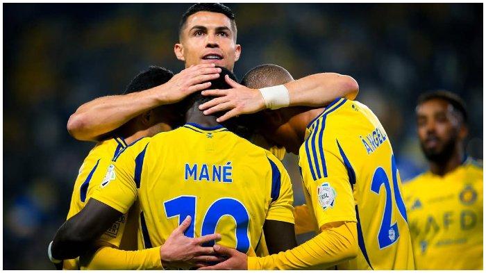 Bintang Al Nassr, Cristiano Ronaldo, merayakan gol bersama rekan-rekannya.