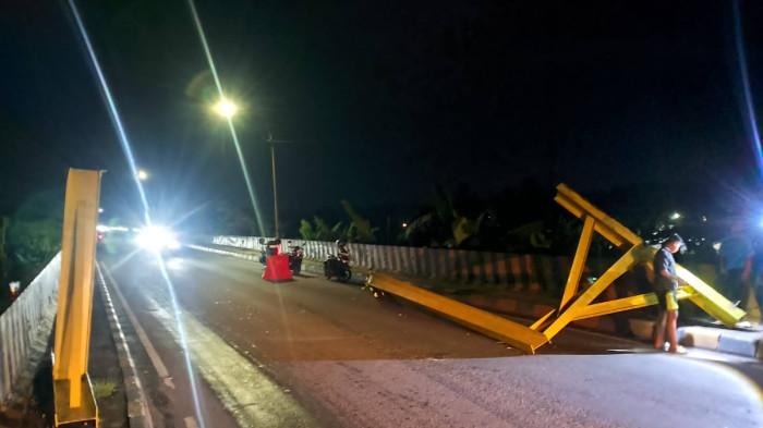 ROBOH - Portal pembatas kendaraan berat di Jembatan Mahulu, Kota Samarinda roboh usai di tabrak truk logistik, Kamis (29/1/2026) malam. (TribunKaltim.co / Raynaldi Paskalis)