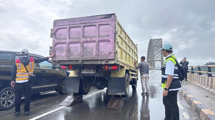 UJI BEBAN - Uji dinamis dan uji non destructive test (NDT) kedua yang dilakukan oleh Dinas Pekerjaan Umum, Penataan Ruang, dan Perumahan Rakyat (PUPR-PERA) Provinsi Kalimantan Timur (Kaltim) di jembatan Mahulu, Samarinda. Rabu (4/2/2026)