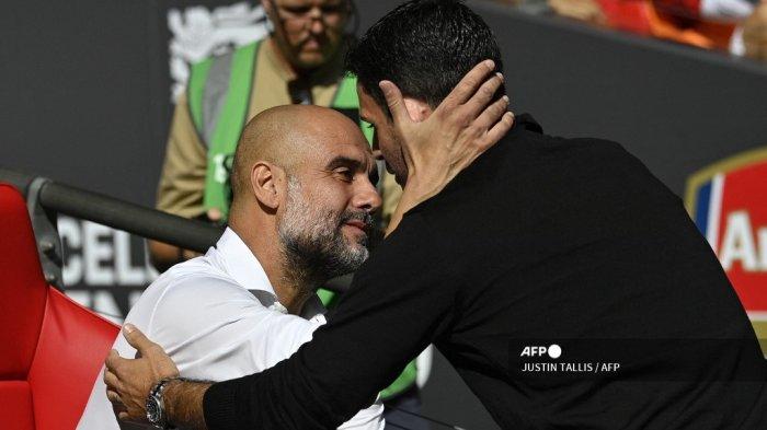 Manajer Spanyol Manchester City Pep Guardiola (kiri) dan manajer Arsenal asal Spanyol Mikel Arteta (kanan) berpelukan jelang kick-off pertandingan sepak bola Community Shield FA Inggris antara Arsenal dan Manchester City di Stadion Wembley, di London, 6 Agustus 2023.