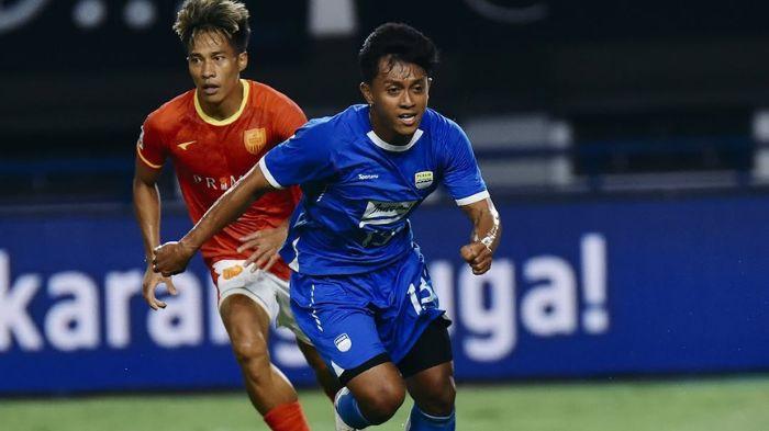 TANDING DI ACL - Winger Persib Bandung Febri Hariyadi bertanding pada babak play-off AFC Champions League Two (ACL 2) 2025/2026 di Stadion Gelora Bandung Lautan Api (GBLA), Rabu (13/8/2025). Persib Bandung menang 2-1.