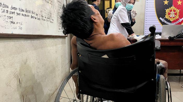 DITANGKAP - Bintang (45) 1 dari 5 pelaku perampokan disertai rudapaksa terhadap pasangan suami istri di pondok kebun kopi Desa Tangga Rasa, Kecamatan Sikap Dalam pada Juli 2021 lalu ditangkap polisi, Kamis (5/2/2026), saat digerebek polisi ia sempat mencoba kabur dan melakukan perlawanan.