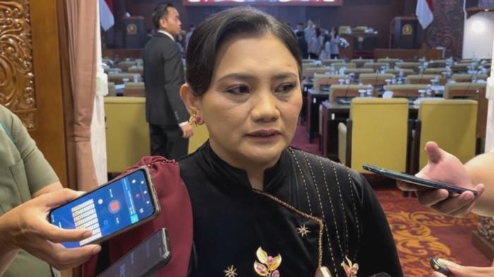 PAW - Diana AV Sasa saat ditemui SURYA.co.id, usai resmi dilantik menjadi Anggota DPRD Jatim melalui mekanisme Pergantian Antar Waktu (PAW) menggantikan Agus Black Hoe, dalam rapat paripurna DPRD Jatim di Surabaya, Kamis (5/2/2026).