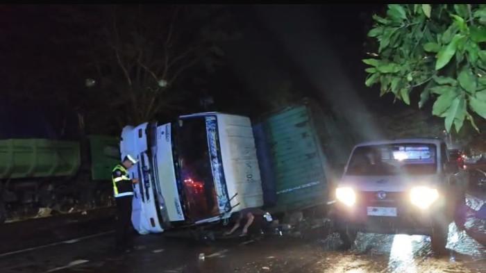 KECELAKAAN MAUT – Truk kontainer bermuatan beras terguling di Desa Tamapura, Mandalle, Pangkep, Rabu (4/2/2026) malam, menimpa minibus Toyota Agya. Tiga orang satu keluarga tewas dalam insiden tragis ini.