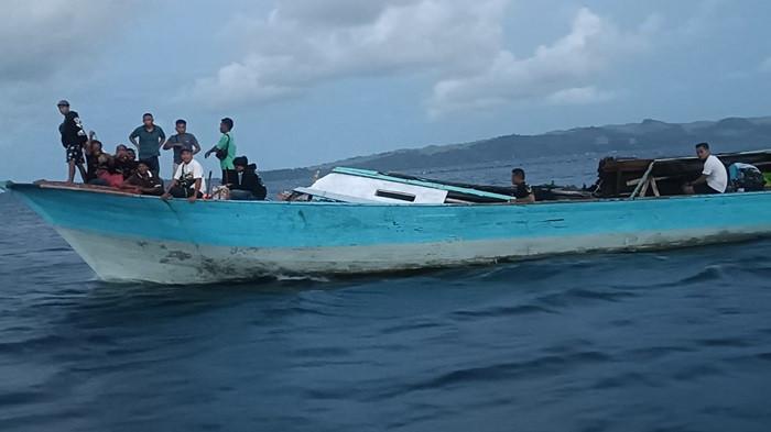 EVAKUASI - Diperkirakan ratusan penumpang berada di perahu bernama Alisa yang nyaris tenggelam di perairan dekat Pulau Gangga, Kabupaten Minahasa Utara (Minut), Sulawesi Utara (Sulut), Kamis (5/2/2026). Beruntung dalam insiden nahas tersebut tidak ada korban jiwa.
