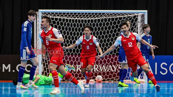 Pemain Timnas Futsal Indonesia, Samuel Eko (kiri) selebrasi setelah mencetak gol ke gawang Jepang dalam laga semifinal Piala Asia Futsal 2026 di Indonesia Arena, Senayan, Jakarta, Kamis (5/2/2026).