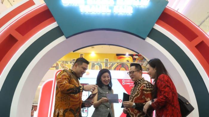 TRAVEL FAIR - Executive Vice President Head of Region Jabar & Jateng Andiko Manik bersama nasabah CIMB Niaga pada acara Cathay Travel Fair 2026 di atrium Mall Festival Citylink Bandung, Kamis (5/2/2026).