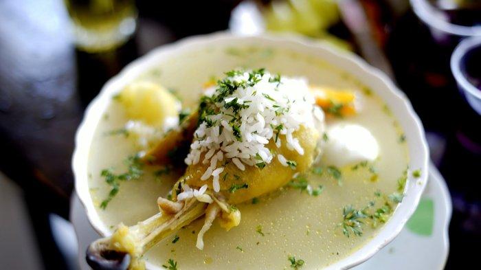 Ilustrasi sup ayam enak di Warung Merry Pekanbaru.