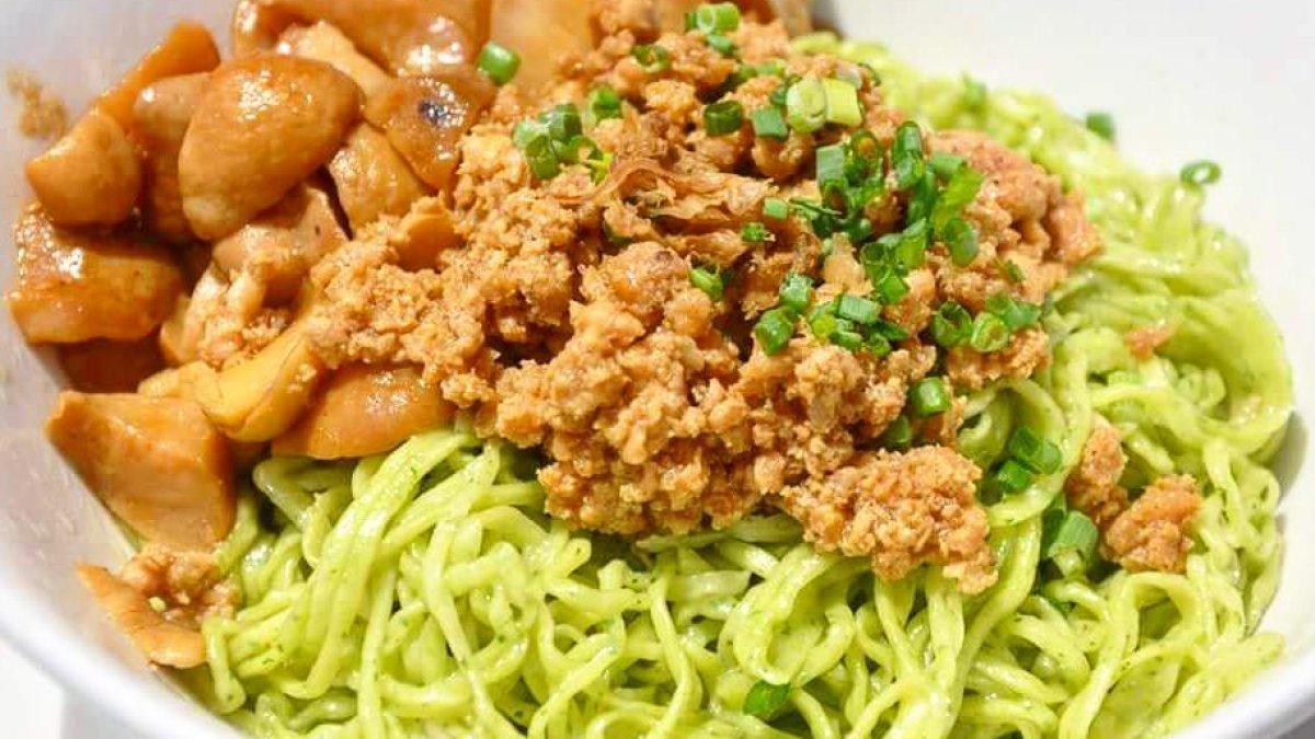 Mie Gajah Mas, satu tempat makan siang enak di Solo dekat Pasar Gede.