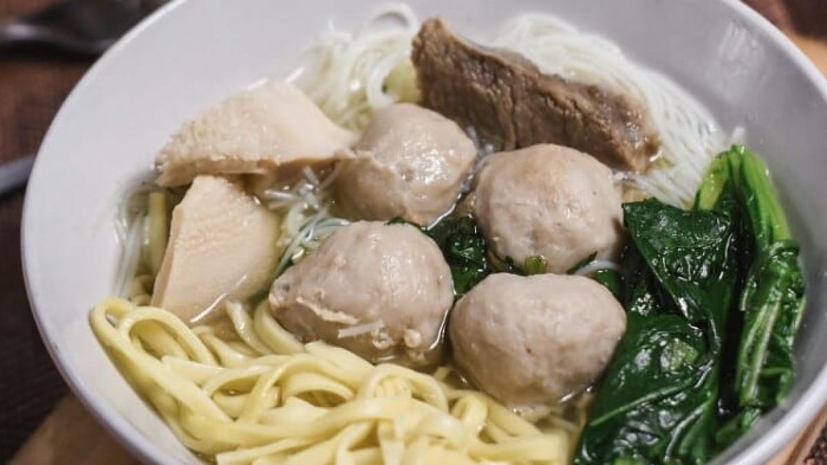 Bakso Pawiroredjo Cokronegaran, satu tempat makan siang enak di Solo dekat Pasar Gede.